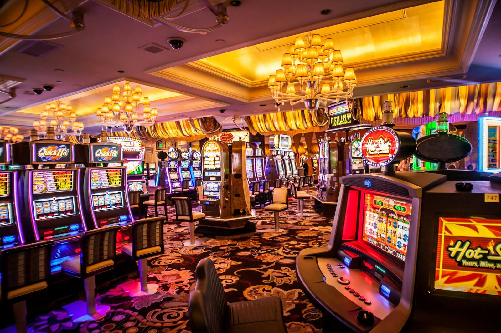 Suasana meja kasino dengan roda roulette dan chip permainan